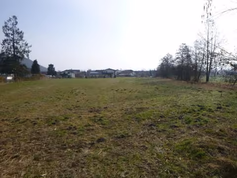 Zwangsversteigerung Landwirtschaft in Kirchdorf am Inn, Hitzenau – Überblick über das Grundstück mit Blick von Westen nach Osten.