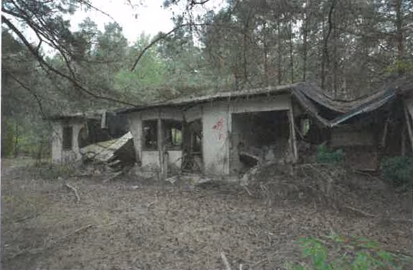 Zwangsversteigerung Grundstück in Rheinsberg, Kagar – Eingestürzte und abrissreife Gebäude des ehemaligen Betriebsferienobjekts.