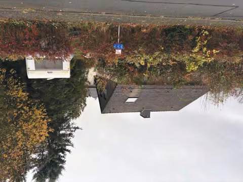 Zwangsversteigerung Einfamilienhaus in Niedenstein, Ermetheis – Nordostansicht des Wohnhauses und der Garage.