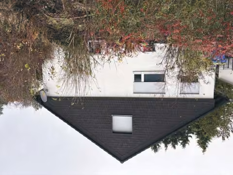 Zwangsversteigerung Einfamilienhaus in Niedenstein, Ermetheis – Südansicht des Wohnhauses mit Gartenbereich.