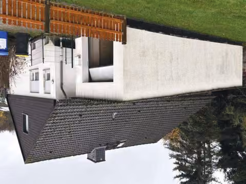 Zwangsversteigerung Einfamilienhaus in Niedenstein, Ermetheis – Westansicht des Wohnhauses mit Terrasse.