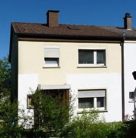 Zwangsversteigerung Reihenhaus in Fulda, Ziehers-Nord – Vorderansicht des Reihenendhauses mit Eingangsbereich