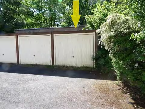 Zwangsversteigerung Reihenhaus in Fulda, Ziehers-Nord – Reihengaragenanlage mit Markierung der zum Haus gehörenden Garage