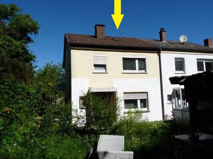 Zwangsversteigerung Reihenhaus in Fulda, Ziehers-Nord – Blick vom Vorgarten auf die Eingangsseite des Wohnhauses