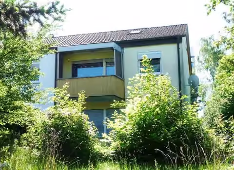 Zwangsversteigerung Reihenhaus in Fulda, Ziehers-Nord – Gartenansicht mit Nordwestfassade und Balkon
