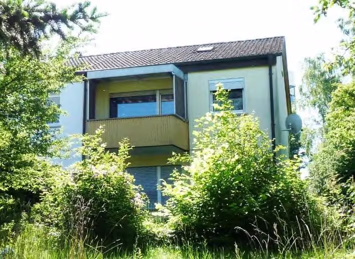 Zwangsversteigerung Reihenhaus in Fulda, Ziehers-Nord – Gartenansicht mit Nordwestfassade und Balkon