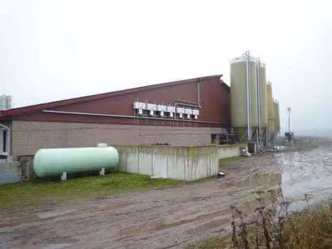 Zwangsversteigerung Einfamilienhaus in Geeste, Groß Hesepe – Außenansicht des Schweinemaststalls Baujahr 2022 von südöstlicher Seite