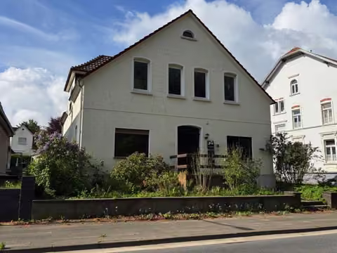 Zwangsversteigerung Einfamilienhaus in Hiddenhausen, Eilshausen – Straßenansicht des Wohnhauses von der Löhner Straße.
