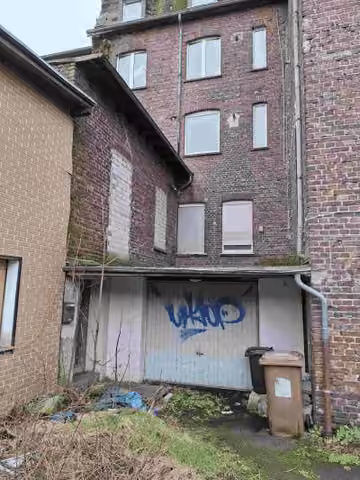 Zwangsversteigerung Wohn-/Geschäftshaus in Velbert, Langenberg – Seitenansicht und Rückseite des Hauptgebäudes mit Zuwegung