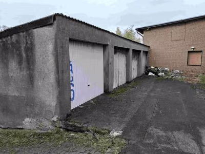 Zwangsversteigerung Wohn-/Geschäftshaus in Velbert, Langenberg – Reihengaragen im Hangbereich mit Ansicht vom Hof