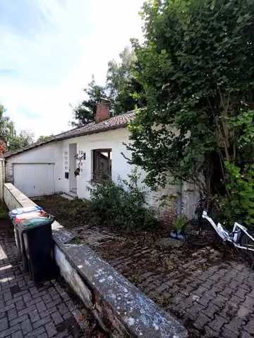 Zwangsversteigerung Einfamilienhaus in Aachen, Steinebrück – Außenansicht Südwestseite mit Hauseingang und Garage