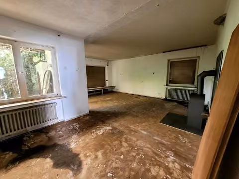 Zwangsversteigerung Einfamilienhaus in Aachen, Steinebrück – Wohnraum im Erdgeschoss mit sichtbarem Sanierungsstau