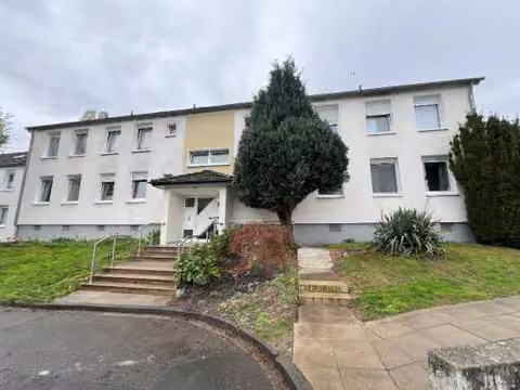 Zwangsversteigerung Eigentumswohnung in Bielefeld, Brake – Frontansicht des Mehrfamilienhauses Krabbenstraße 7 mit Eingangsbereich