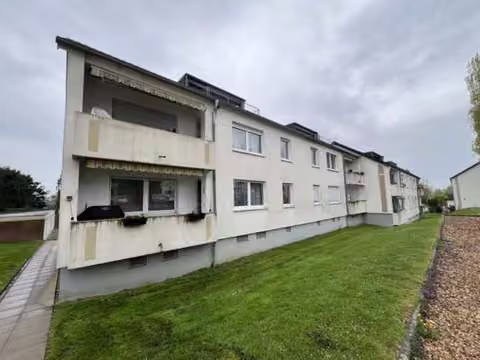 Zwangsversteigerung Eigentumswohnung in Bielefeld, Brake – Rückansicht des Gebäudekomplexes mit Balkonen und Rasenflächen