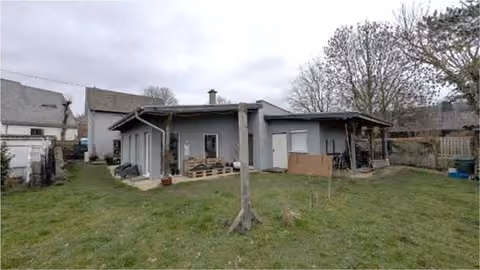 Zwangsversteigerung Einfamilienhaus in Euskirchen, Dom-Esch – Gartenseitige Ansicht des Gebäudes mit dem eingeschossigen Anbau.