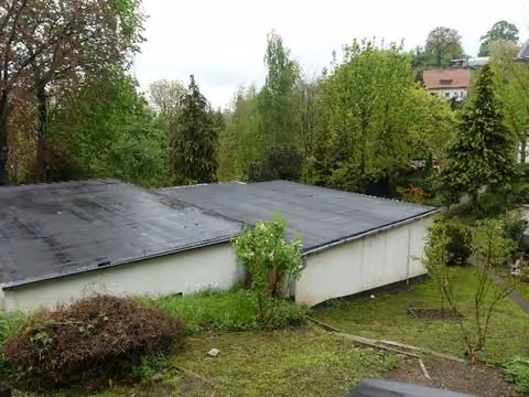 Zwangsversteigerung Einfamilienhaus in Dresden, Cossebaude – Ansicht der freistehenden Doppelgarage aus den 1970er Jahren.