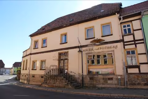 Zwangsversteigerung Wohn-/Geschäftshaus in Quedlinburg, Gernrode – Außenansicht des Wohn- und Geschäftshauses (ehemalige Apotheke) an der Straßenecke.