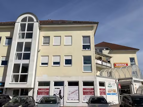 Zwangsversteigerung Eigentumswohnung in Stadtroda – Frontansicht des Wohn- und Geschäftshauses Heinrich-Heine-Straße 14a,b,c.