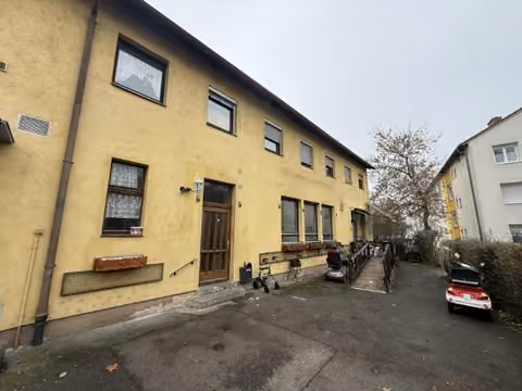 Zwangsversteigerung Eigentumswohnung in Bamberg, Gereuth – Vorderansicht der Wohnanlage mit Eingangsbereich und Nachbaranwesen.