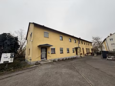 Zwangsversteigerung Eigentumswohnung in Bamberg, Gereuth – Hofansicht des Mehrfamilienhauses mit Zugängen.