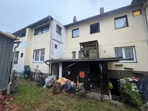 Zwangsversteigerung Eigentumswohnung in Bamberg, Gereuth – Gartenansicht der Rückseite des Gebäudes.
