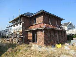 Zwangsversteigerung Einfamilienhaus in Moorweg – Ansicht des Rohbaus von Südosten mit Walmdach.