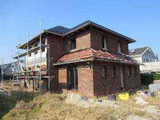Zwangsversteigerung Einfamilienhaus in Moorweg – Ansicht des Rohbaus von Südosten mit Walmdach.