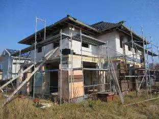 Zwangsversteigerung Einfamilienhaus in Moorweg – Ansicht von Südwesten mit Baugerüst.