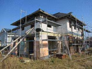 Zwangsversteigerung Einfamilienhaus in Moorweg – Ansicht von Südwesten mit Baugerüst.