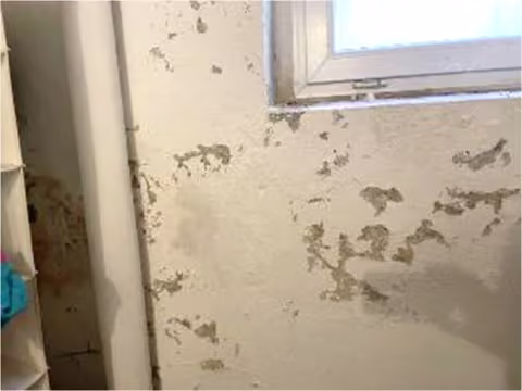 Zwangsversteigerung Einfamilienhaus in Meinerzhagen – Innenaufnahme des Schwimmbads mit Feuchtigkeitsspuren an den Wänden.