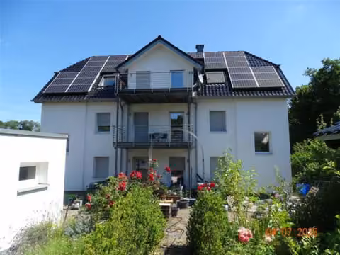 Zwangsversteigerung Eigentumswohnung in Marienheide, Kotthausen – Gartenseite des Wohnhauses von Südwesten mit Balkonen