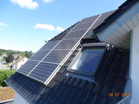Zwangsversteigerung Eigentumswohnung in Marienheide, Kotthausen – Solarkollektoranlage auf dem Satteldach