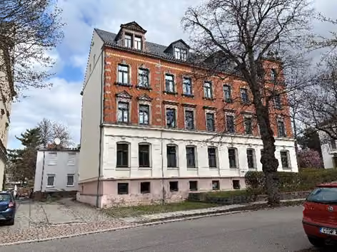 Zwangsversteigerung Eigentumswohnung in Chemnitz, Hilbersdorf – Vorderansicht des Mehrfamilienhauses Florastraße 12 a mit Hervorhebung der Wohnung im Erdgeschoss.