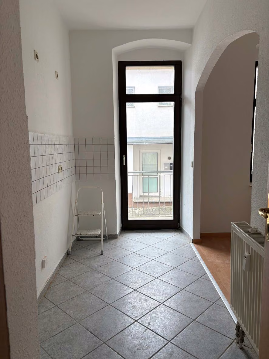 Zwangsversteigerung Eigentumswohnung in Chemnitz, Hilbersdorf – Küche der Wohnung Nr. 1 mit Zugangstür zum rückwärtigen Balkon.