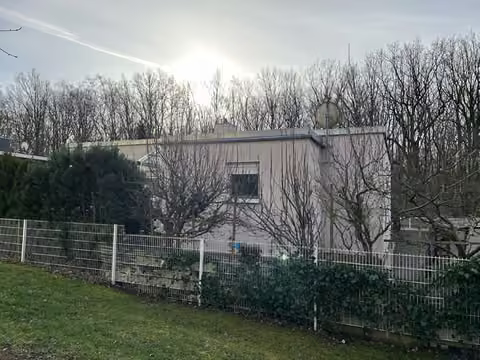 Zwangsversteigerung Einfamilienhaus in Chemnitz, Ebersdorf – Vorderansicht des Einfamilienhauses mit Vorbau und Garage.