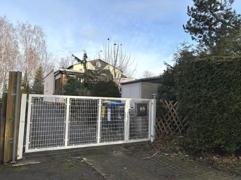 Zwangsversteigerung Einfamilienhaus in Chemnitz, Ebersdorf – Ansicht des Wohngebäudes von der Straße mit Zufahrt von Süden.