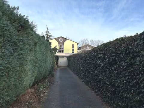 Zwangsversteigerung Einfamilienhaus in Chemnitz, Ebersdorf – Zufahrt und Vorderansicht der Garage mit östlicher Grundstücksgrenze.