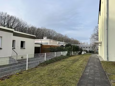 Zwangsversteigerung Einfamilienhaus in Chemnitz, Ebersdorf – Nördliche Grundstücksgrenze zur benachbarten Seniorenwohnanlage.