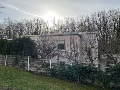 Zwangsversteigerung Einfamilienhaus in Chemnitz, Ebersdorf – Teilansicht der Gebäuderückseite mit Vorhausanbau nach Norden.