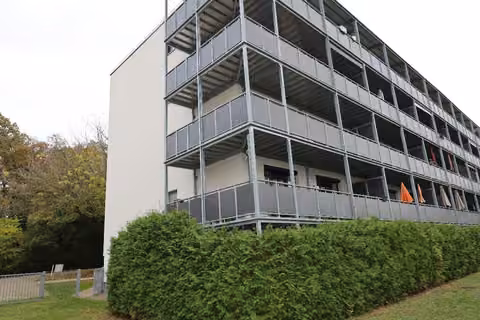 Zwangsversteigerung Eigentumswohnung in Naumburg (Saale) – Ostansicht des Mehrfamilienhauses mit Markierung der Eigentumswohnung Nr. 14