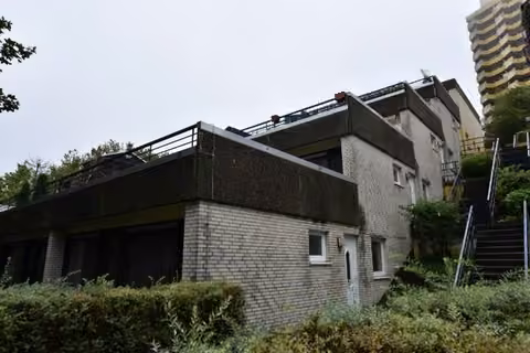 Zwangsversteigerung Eigentumswohnung in Braunlage, Hohegeiß – Außenansicht des Terrassenhauses mit Kennzeichnung der Wohnung.