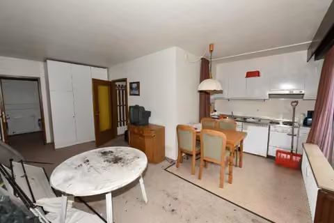 Zwangsversteigerung Eigentumswohnung in Braunlage, Hohegeiß – Wohn- und Esszimmer mit Zugang zur Dachterrasse.