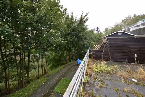 Zwangsversteigerung Eigentumswohnung in Braunlage, Hohegeiß – Blick über die großzügige Dachterrasse der Eigentumswohnung.