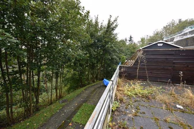 Zwangsversteigerung Eigentumswohnung in Braunlage, Hohegeiß – Blick über die großzügige Dachterrasse der Eigentumswohnung.