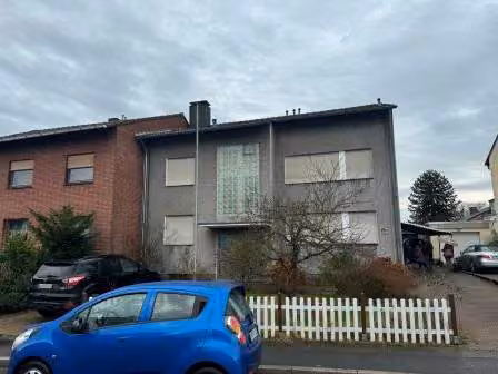 Zwangsversteigerung Zweifamilienhaus in Lünen, Horstmar – Vorderansicht des Zweifamilienhauses von der Straßenseite mit Zufahrt.
