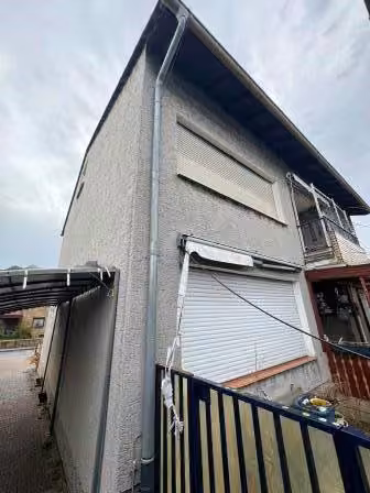Zwangsversteigerung Zweifamilienhaus in Lünen, Horstmar – Giebelseitige Ansicht des Gebäudes in Richtung Gartenseite.