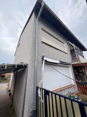 Zwangsversteigerung Zweifamilienhaus in Lünen, Horstmar – Giebelseitige Ansicht des Gebäudes in Richtung Gartenseite.