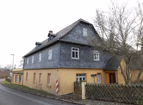 Zwangsversteigerung Einfamilienhaus in Zeulenroda-Triebes, Mehla – Straßenseitige Ansicht des ländlichen Wohnhauses an der Ortsdurchfahrt.