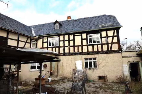Zwangsversteigerung Einfamilienhaus in Zeulenroda-Triebes, Mehla – Südostansicht des Wohnhauses vom Hofbereich mit Fachwerk-Obergeschoss.