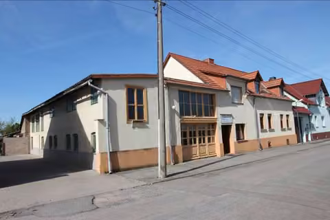 Zwangsversteigerung Einfamilienhaus in Ditfurt – Straßenseitige Ansicht des Wohnhauses und der Grundstückszufahrt.